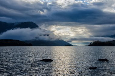 Taşlar ve yansıma, Baykal Gölü yakınındaki dağ gölü Froliha