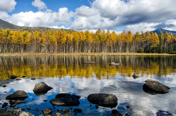 Mountain lake Froliha met stenen en reflectie, in de buurt van het Baikalmeer — Stockfoto