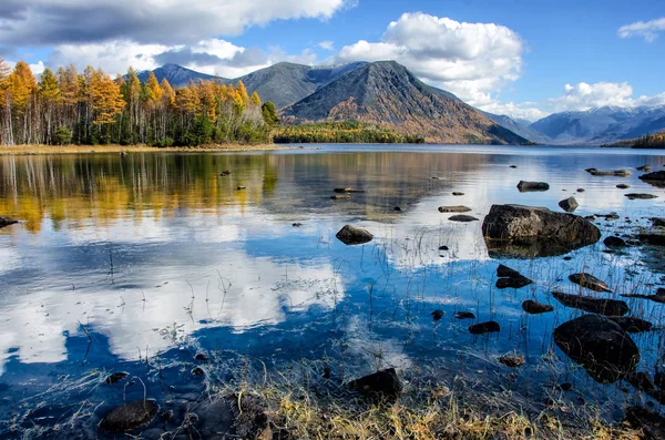 Montanha lago Froliha com pedras e reflexão, perto do lago Baikal — Fotografia de Stock