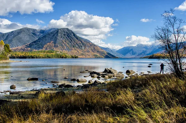 Mountain lake Froliha med stenar och reflektion, nära lake Baikal — Stockfoto