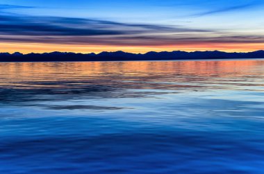 Dağ ve deniz yukarıda güzel gün batımı
