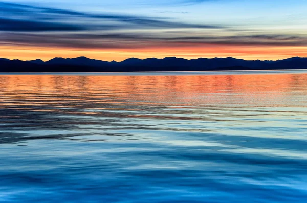 Hermosa puesta de sol sobre el mar y la montaña —  Fotos de Stock