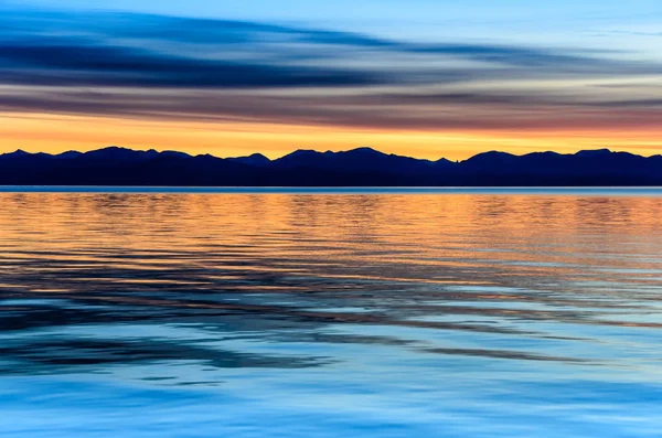 Hermosa puesta de sol sobre el mar y la montaña —  Fotos de Stock