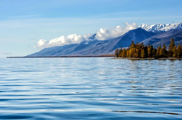 Jeziora i gór w Syberii z odbicia — Zdjęcie stockowe