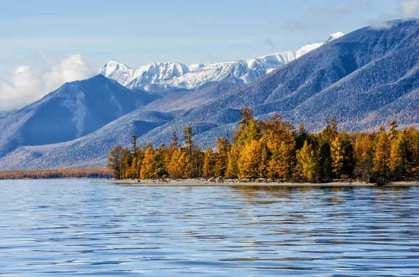 Göl ve Sibirya dağlar yansıması ile — Stok fotoğraf