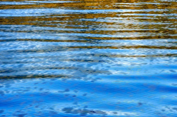Ondas en la superficie del agua . — Foto de Stock
