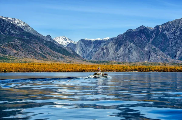 西伯利亚的湖泊和山脉, 带有反射和小船 — 图库照片