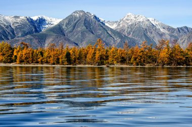 Göl ve Sibirya dağlar yansıması ile