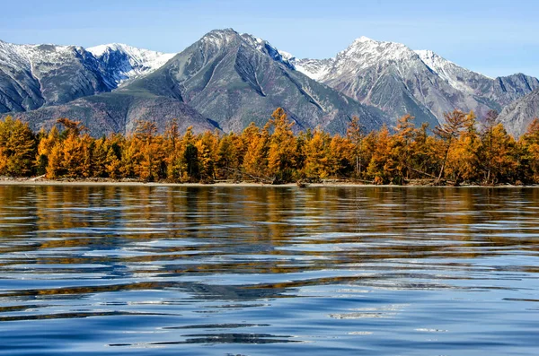 호수와 반사와 시베리아의 산 — 스톡 사진