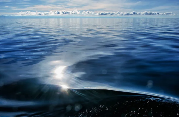 Ηλιακό φως, ριπή και αντανάκλασης του νερού στη λίμνη. Φόντο με αποτέλεσμα αστέρι — Φωτογραφία Αρχείου