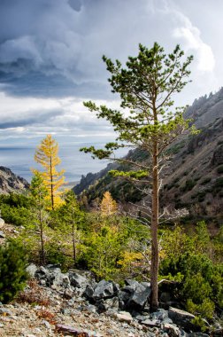 Dağlar Derma bulutlu, güneşli gün