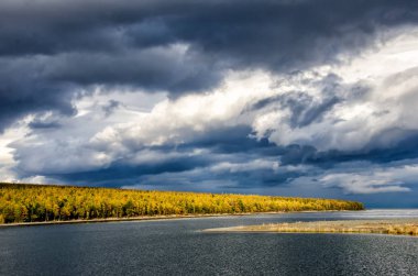 Sonbahar orman göl manzara