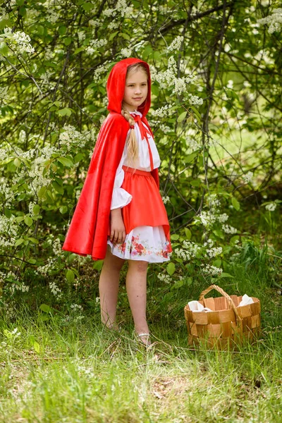 Lächelndes Blondes Mädchen Posiert Einem Kleid Aus Rotkäppchen Der Nähe — Stockfoto