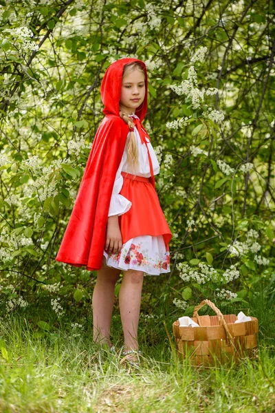 Lächelndes Blondes Mädchen Posiert Einem Kleid Aus Rotkäppchen Der Nähe — Stockfoto