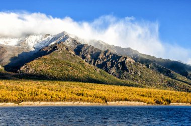 Deniz Baykal ve Sibirya dağlar bulutlar hava ve yansıma, Rusya Federasyonu