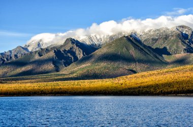 Deniz Baykal ve Sibirya dağlar bulutlar hava ve yansıma, Rusya Federasyonu
