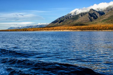 Deniz Baykal ve Sibirya dağlar bulutlar hava ve yansıma, Rusya Federasyonu