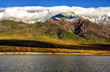 Deniz Baykal ve Sibirya dağlar bulutlar hava ve yansıma, Rusya Federasyonu