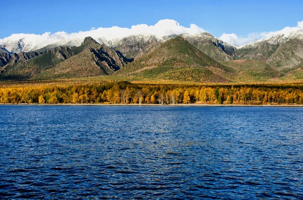 バイカル湖と雲天気と反射 ロシアとシベリアの山 — ストック写真