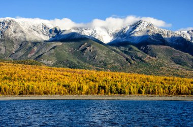 Deniz Baykal ve Sibirya dağlar bulutlar hava ve yansıma, Rusya Federasyonu