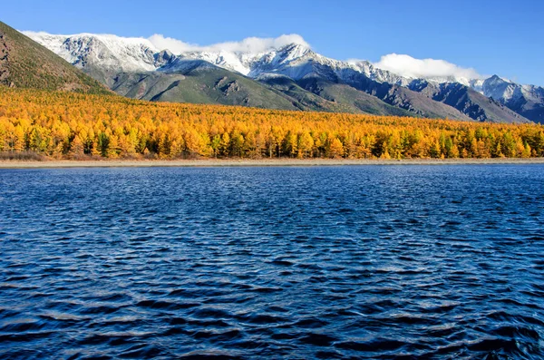 Lago Baikal Montanhas Sibéria Com Nuvens Tempo Reflexão Rússia — Fotografia de Stock