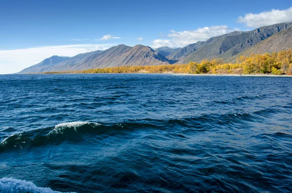 Bajkalsjön Och Bergen Sibirien Med Moln Väder Och Reflektion Ryssland — Stockfoto