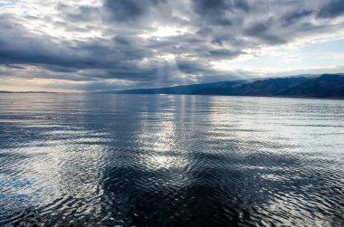 Güneş parlıyor kalın bulutlu gökyüzü, gümüş astar, Deniz Baykal ile