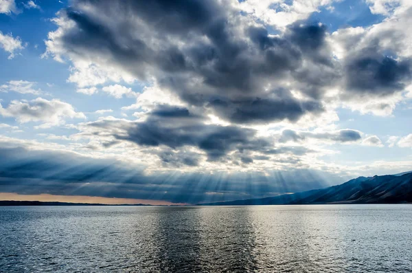 Sol Brillando Través Del Cielo Nublado Grueso Forro Plata Lago —  Fotos de Stock