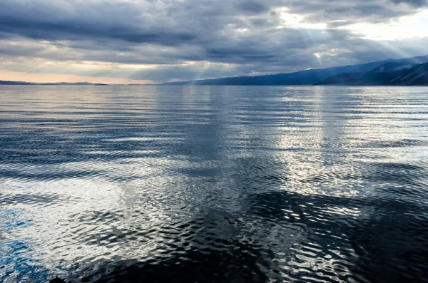 Sonne Scheint Durch Dichten Bewölkten Himmel Silberstreifen Horizont Baikalsee — Stockfoto