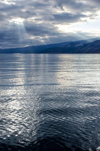 Sol Brillando Través Del Cielo Nublado Grueso Forro Plata Lago —  Fotos de Stock