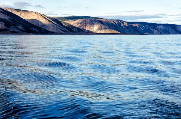Λίμνη Βαϊκάλη Και Βουνά Της Σιβηρίας Σύννεφα Καιρός Και Προβληματισμού — Φωτογραφία Αρχείου