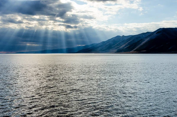 Sole Splendente Attraverso Cielo Nuvoloso Denso Rivestimento Argento Lago Baikal — Foto Stock