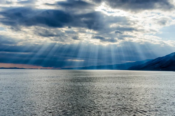 Sol Brillando Través Del Cielo Nublado Grueso Forro Plata Lago —  Fotos de Stock