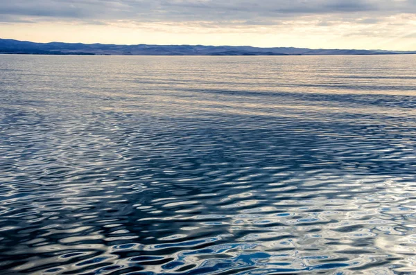 Wellen Auf Der Wasseroberfläche Bei Bewölktem Himmel Dunkelblaue Farbe — Stockfoto