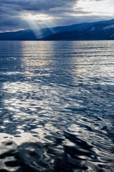 Sonne Scheint Durch Dichten Bewölkten Himmel Silberstreifen Horizont Baikalsee — Stockfoto