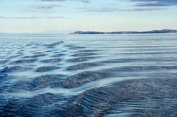 Wellen Auf Der Wasseroberfläche Bei Bewölktem Himmel Dunkelblaue Farbe — Stockfoto