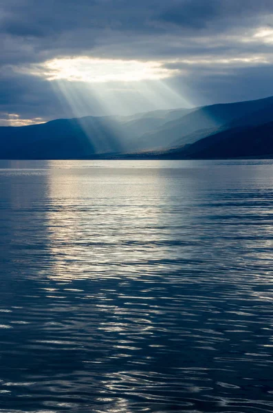 Sol Brillando Través Del Cielo Nublado Grueso Forro Plata Lago —  Fotos de Stock