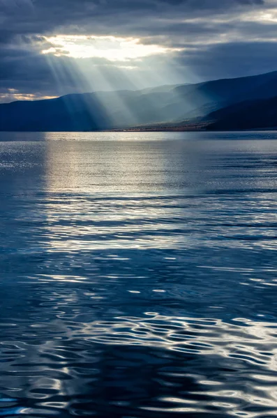 Sol Brillando Través Del Cielo Nublado Grueso Forro Plata Lago —  Fotos de Stock