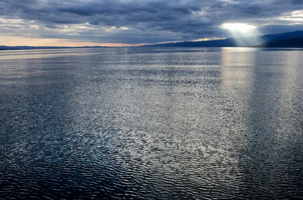 Solen Skiner Genom Tjocka Molnig Himmel Guldkant Bajkalsjön — Stockfoto