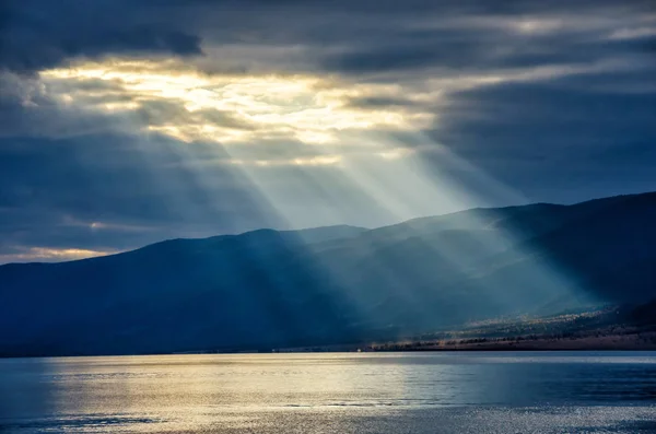 Güneş parlıyor kalın bulutlu gökyüzü, gümüş astar, Deniz Baykal ile