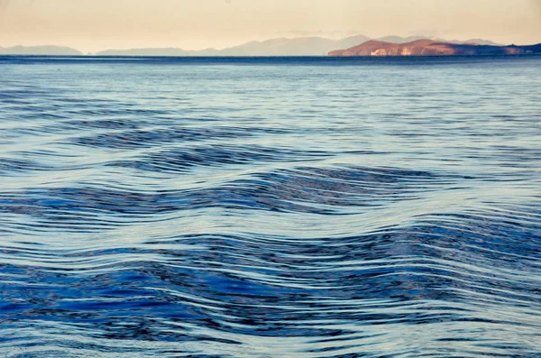 Ondas Superfície Água Com Céu Nublado Cor Azul Profundo — Fotografia de Stock