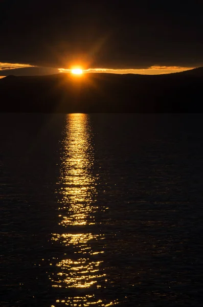 Закат Темное Драматическое Небо Над Горой Рефлекс Озере Байкал — стоковое фото