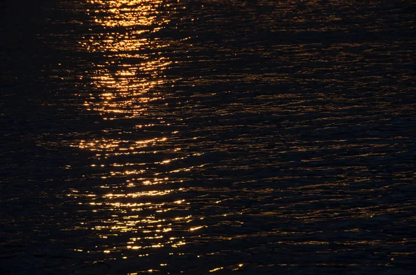 Agua Oscura Durante Atardecer Con Deslumbramiento Superficie Del Sol Durante — Foto de Stock