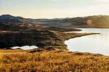 Rock ve gün batımı arka plan, Baykal Gölü etrafında bizimkiler yaşar ile manzara