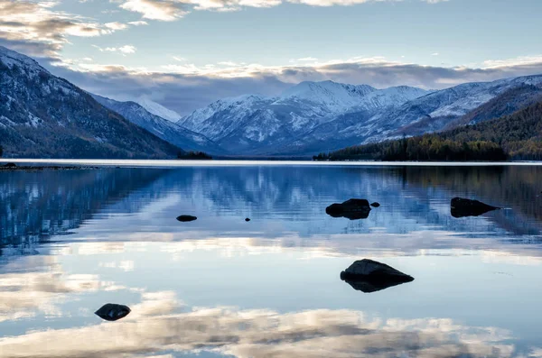 Luce dell'alba in questo lago di montagna — Foto Stock