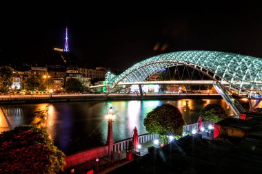 Kura Nehri Tblisi, Gürcistan'ın yansıyan barış Köprüsü