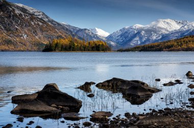 Bu oldukça dağ gölü içinde ışık gündoğumu