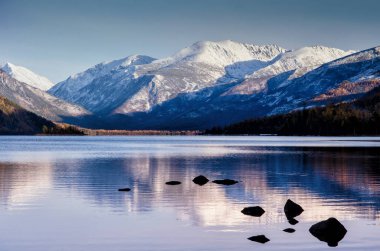 Bu oldukça dağ gölü içinde ışık gündoğumu