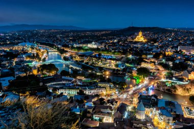 Tiflis şehir gece manzarası. Gürcistan