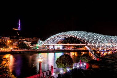 Kura Nehri Tblisi, Gürcistan'ın yansıyan barış Köprüsü